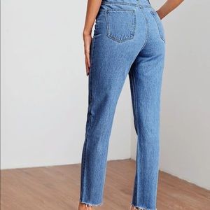 Frayed Raw-Cut High Waisted Jeans